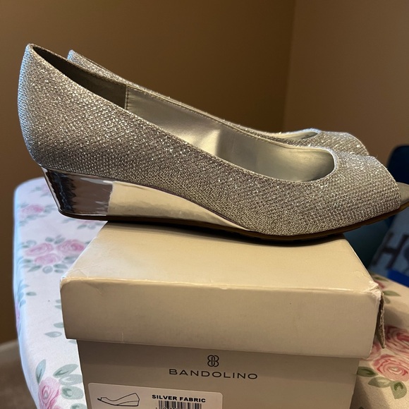 Bandolino Women's Candra Peep Toe Wedge Dress Pumps 8M Silver - Picture 4 of 8
